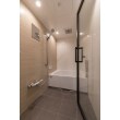 ガラスの浴室扉が高級感のあるホテルライクなバスルーム空間を演出。