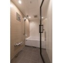 ガラスの浴室扉が高級感のあるホテルライクなバスルーム空間を演出。