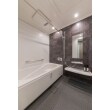 組石グレーのアクセントパネルがクールな浴室空間を演出してくれます。