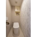 トイレはパナソニックのアラウーノへリフォーム。繊細な花柄のアクセントクロスとグレージュのクロスを貼り、住まいの雰囲気に合わせた上品で落ち着きのあるトイレ空間に仕上がりました。