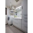 洗濯機の上のスペースも無駄にすることなく可動棚を付けスッキリ整う洗面空間です。