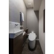 TOTO「ネオレストRS手洗器付」へリフォーム。グレー×ダークブラウンの内装が落ち着いたホテルライクなトイレ空間です。
