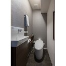 TOTO「ネオレストRS手洗器付」へリフォーム。グレー×ダークブラウンの内装が落ち着いたホテルライクなトイレ空間です。
