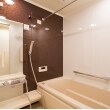 浴室はブラウン調のシステムバスで洗面と雰囲気を合わせました。壁のデザインがポイントです。湿気が取れにくかった浴室が、今ではからっと乾くようになって気持ちよい浴室になりました。