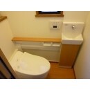 １階トイレ：タンク式トイレからタンクレスと手洗いを分けて設置