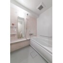 淡いピンクで、リビングと色味を統一した温かみのある、明るい浴室に。