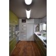 オリーブグリーンのキッチンとキッチンボード、新設の扉。
