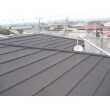 カラーベストの上に葺き重ねられた「ストーンチップコート屋根材　エコグラーニ」が完成しました。
 


