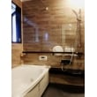 ブラックとブラウンとホワイトのコントラストが美しい浴室が完成しました。断熱・保温性などの快適機能も万全に装備されています。