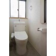 TOTOのトイレ「ピュアレストQR」は、１回に流す水量が3.6リットルと節水です。便器はフチ無し形状で掃除もしやすいのが特徴です。