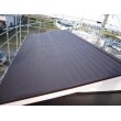太陽光パネル設置前には、既設の屋根であるカラーベストを塗装しました。