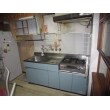 既設のキッチンはシンク・調理台とコンロ台が別になっているブロックタイプ型でした。
25年以上経過してますが、ステンレスの天板やコンロ台などがすごくキレイです。奥様が大切に使ってきた証です。