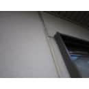 外壁の継ぎ目や窓と外壁の取り合い部分に防水目地材は使用されます。これが切れてしまうと、雨漏りリスクが高まります。劣化症状としては、硬くなったり、ヒビ割れたり、密着不良が起きてきたら取替えサインです。