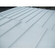 夏場の金属屋根の表面温度は７０℃～８０℃程度まで上がるケースも珍しくありませんが、弊社が実験したところ、１５℃程度の温度低下が確認されています。
室温を下げるためには、小屋裏換気などの対策を施すと効果的です。