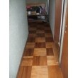 リフォーム前の廊下ですがあ、この市松模様の床材は、根太と言う下地材に直接取り付けられています。ようするに、床材の裏側は床下になります。ゆえに、床下からの湿気などの影響を受けやすく、耐久性が高くない傾向があります。