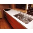 ・キッチンカウンターは人気の高い人造大理石
・シンクは衛生的なステンレス
・調理機器はガラストップ製のガスコンロ
