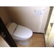 トイレの前面には小物収納があり、トイレットペーパーや文庫や小物などが置くことが出来て便利です。