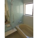 淡いライトブルーのアクセントパネルがお洒落な断熱浴室完成です。