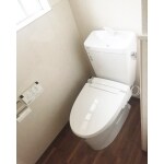 タイル貼の寒々しかったトイレが明るく！