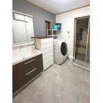 690.アクセントクロスが際立つおしゃれな洗面室