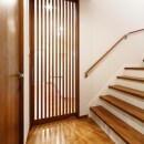 2階へ続く階段は通常より広めに作り、家の真ん中に設計しました。
高さ約3mの大きな扉は、贅沢な開放感を齎してくれます。
階段には手すり、扉の把手は大きくして、ご高齢のご両親の快適ライフを考慮しております。
 