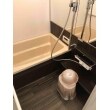 お風呂全体をダーク系で統一し、高級感のある空間へと変わりました。
またタッチ水栓になり操作が簡単、かつ細目に出し止めができ節水にもなります。
すっきりとしたデザインが素敵です。
