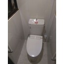 和式トイレを洋式トイレに取り替えました。段差をなくし、バリアフリーに。便器付近に手すりも設置し、安心です。