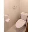 経年劣化による色褪せが気になるトイレが、白色の内装で明るく清潔感のある空間になりました。