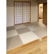 灰桜色の畳を新調。市松敷きした半帖畳がモダンな和室へ。