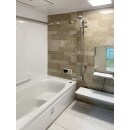 掃除もカンタン、アクセントパネルが高級感のある浴室に。