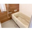 浴槽のまたぎこみ段差が少なくラクに入浴が可能な木目のアクセントパネルが見た目もあたたかい浴室に。