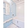 アクセントパネルのモザイクアクアが爽やかでオシャレな浴室に。