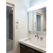 コンパクトな洗面台に三面鏡収納でスッキリ空間！