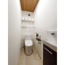 手洗い器別でとっても便利。天井の木目のアクセントクロスがお洒落なトイレ。