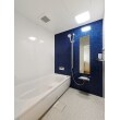 ゆったり1717サイズの浴室を新設。ブルーのアクセントパネルが爽やか。