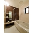 アクセントパネルの石目柄のブラウンが温かみと高級感溢れる浴室に。