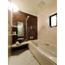 アクセントパネルの石目柄のブラウンが温かみと高級感溢れる浴室に。