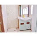 洗面所は壁紙と床を防水性のものにしました。洗面台はお客様が注文された外国製のものです。