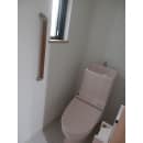 淡いピンクの明るいトイレに仕上がりました！
窓もあって、とても気持ちのいい空間です。
