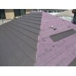 施工中の写真です
ルーフィング材を貼った上から屋根材を貼っていきます