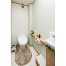 トイレは、レンガﾞ調のアクセントクロスと淡いグリーンクロスの2色使いでアレンジしました。