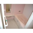 ピンクの浴槽と合わせた壁パネル。やわらかい暖色系の色彩は
リラックス効果も高くお風呂にオススメです。