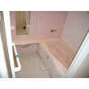 ピンクの浴槽と合わせた壁パネル。やわらかい暖色系の色彩は
リラックス効果も高くお風呂にオススメです。