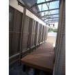 通風の2段目隠しフェンスを設置。
木調の樹脂性ウッドデッキは耐久性抜群です！
全面を覆うテラスにより雨の日も物干しOK