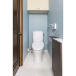 シンプルな設備とブルーの壁紙で清潔のあるトイレ空間に。