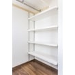 棚は可動式。自由に高さを調整できます。上にも棚をもうけて、収納スペースを最大限に使えるようにしています。