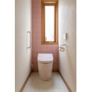 背面の一部だけに施工することで、トイレ室内がパッと明るくなります。窓枠、幅木の茶色ともよく合っています。