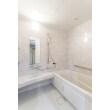 浴室は優しげなホワイトにピンクのアクセントウォールで、広々とした大人の安らぎの空間を演出しています。以前はタイル貼りの内壁も、お掃除しやすいパネルで、きれいなお風呂場を長持ちさせてくれます。