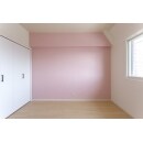 フローリングと壁紙を新しく張り替えて、壁の一面はピンクをセレクト。床のメープル色とあわせて明るい部屋になりました。クローゼットも扉をスライド式の開けやすいドアに交換しています。