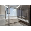 在来浴室からユニットバスへのリフォームです。前面のヒマラヤンブルーのホーロー壁パネルが、浴室のアクセントとなり高級感を出しています。もちろん浴室の壁はすべて高品位ホー ロー製で、表面をガラス質でコーティングしているので、カビや湿気が染み付かずお手入れが簡単です。　浴室は、明るく高級感のある、開放的な浴室にしたいとのご要望でしたので、開口部を出来るだけ広くとり、高級感のある空間をお作りしました。鋳物ホーロー浴槽プレデンシアは、世界中の高級ホテルで採用されているほど、品質が高いです。陶器のような質感とガラスの透明感が生む、深みのある艶があり、他の素材にはない上品な美しさに、心まで癒されますね。